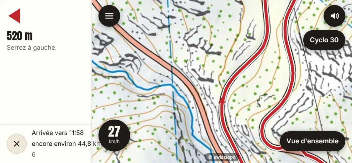 Le navigateur en format paysage dans la montée du Grimsel : à gauche 520 m jusqu'au prochain virage et l'heure d'arrivée, à droite l'itinéraire rouge sur la carte nationale et 27 km/h.