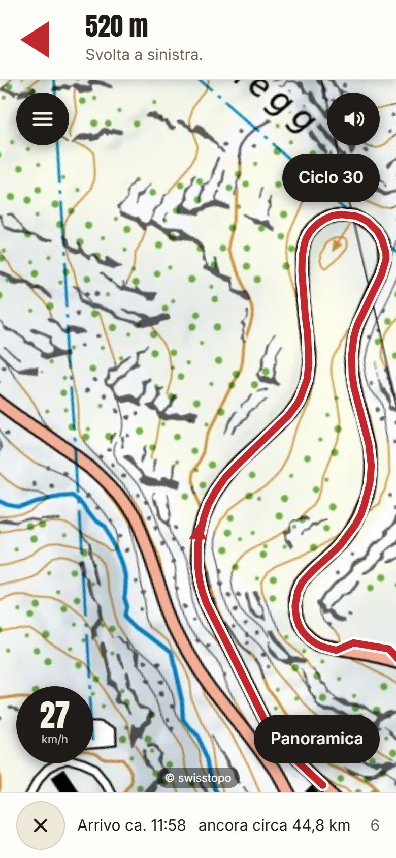 Il navigatore sul telefono in salita verso il Grimsel: in alto 520 m prima di svoltare leggermente a sinistra, il percorso rosso sulla carta nazionale, in basso 27 km/h e l'orario di arrivo.