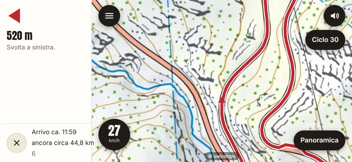 Il navigatore in orizzontale nella salita al Grimsel: a sinistra 520 m alla prossima svolta e l'ora d'arrivo, a destra il percorso rosso sulla carta nazionale e 27 km/h.