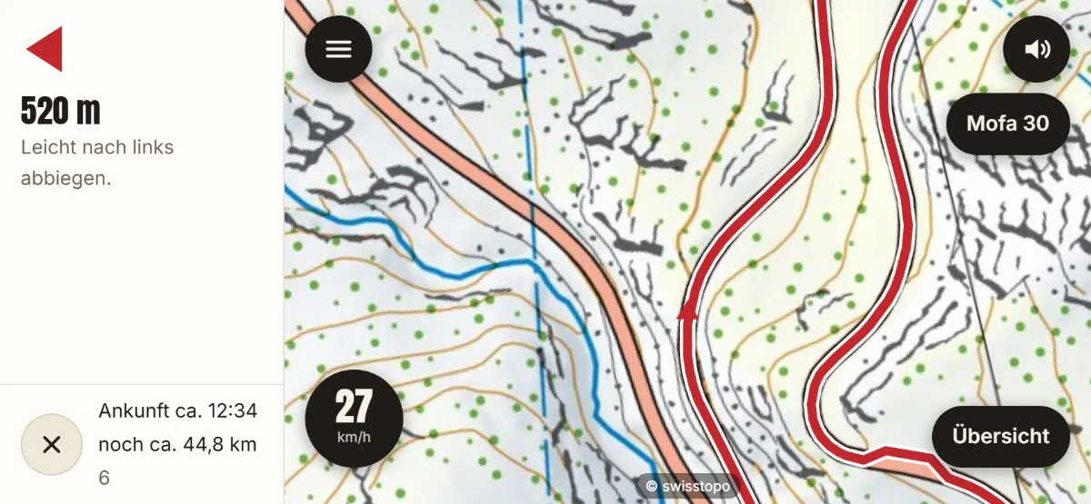 Der Navigator im Querformat am Aufstieg zur Grimsel: links 520 m bis «Leicht nach links abbiegen» und die Ankunftszeit, rechts die rote Route auf der Landeskarte und 27 km/h.