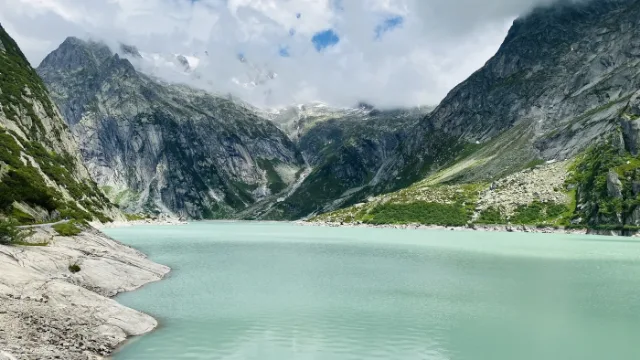 Der Gelmersee an der Grimsel, dahinter ein Gletschertal.