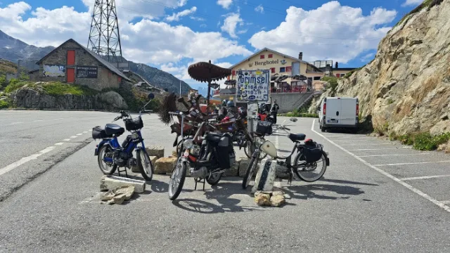 Töffli auf der Passhöhe der Grimsel.