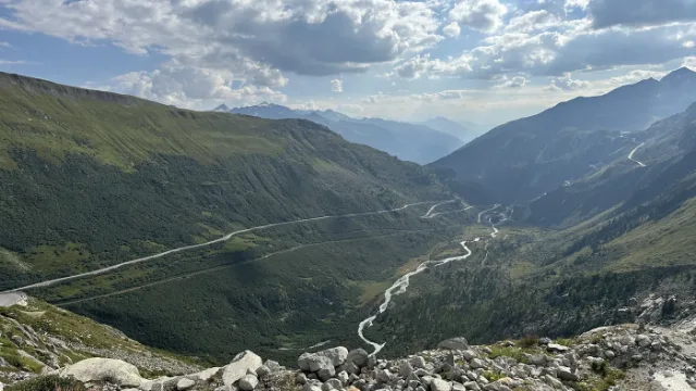Die Furkastrasse windet sich ins Tal hinunter.