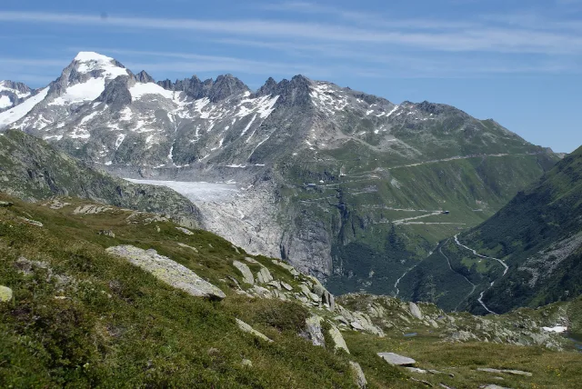 Die Furkastrasse über dem Rhonegletscher.