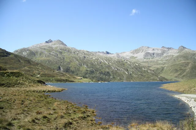 Der Lai da Sontga Maria auf der Höhe des Lukmanierpasses.