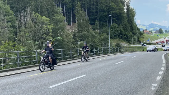 Motociclisti su una strada di campagna.