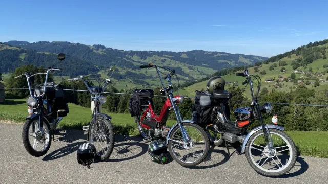 Motorini davanti a colline e montagne dell'Appenzello.