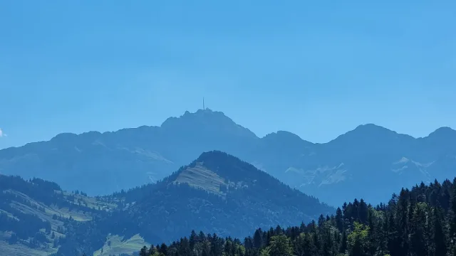 Il Säntis sopra colline azzurrine.
