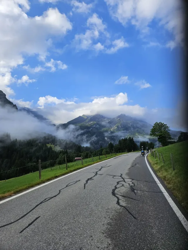 Nebbia su una valle di montagna.