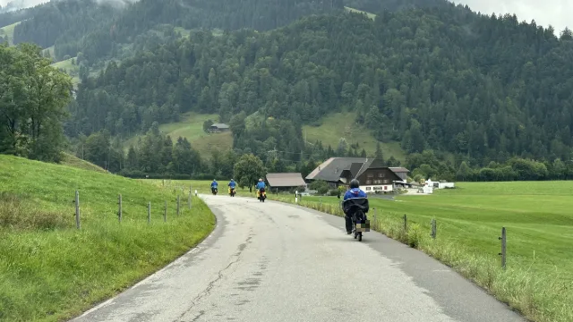 Una strada attraverso una valle verde.