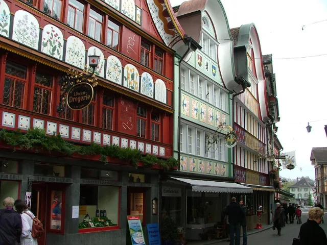 Bemalte Häuser an der Hauptgasse von Appenzell.