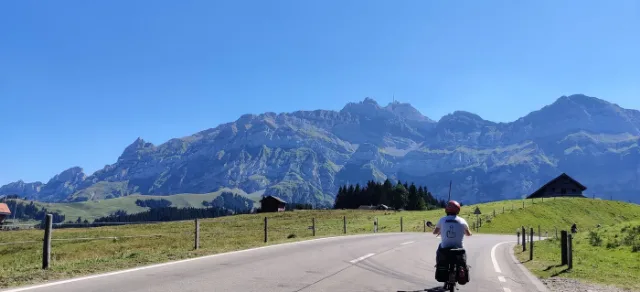 Ein Töfflifahrer vor dem Alpstein mit dem Säntis.