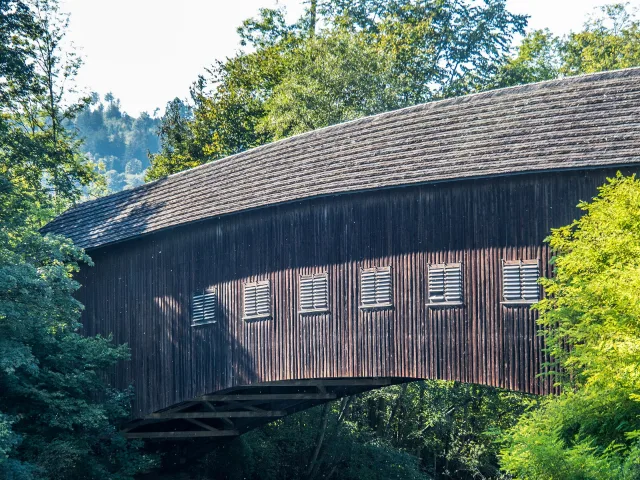 Eine gedeckte Holzbrücke über die Emme.