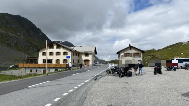 Ospizio e motorini in cima a un passo.