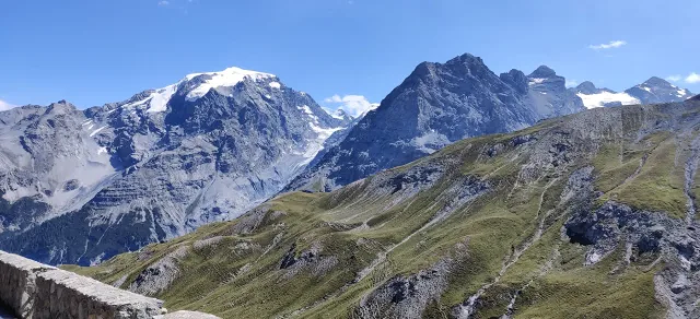 Montagne innevate sopra il passo dello Stelvio.