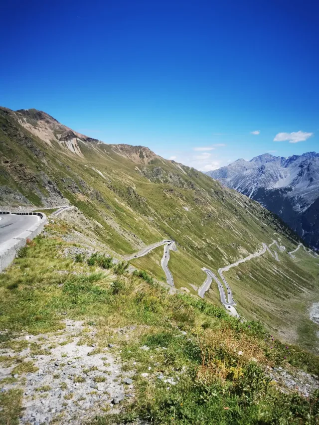 I tornanti del passo dello Stelvio sul versante.