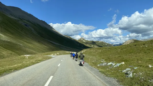 Motociclisti su una strada di passo.