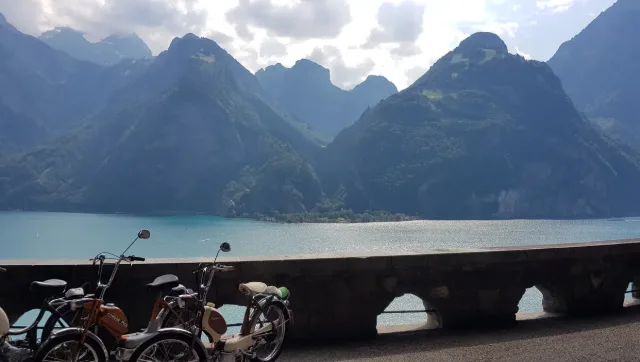 Ein Töffli an der Mauer über dem Urnersee.