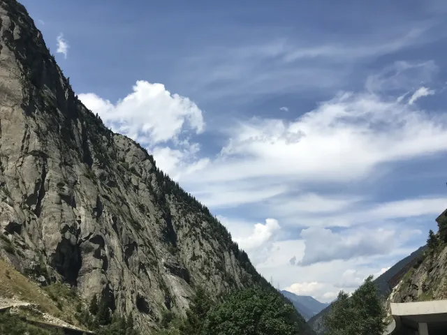 Steile Felswände unter blauem Himmel.
