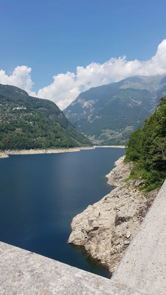 Der Stausee von Contra im Verzascatal.