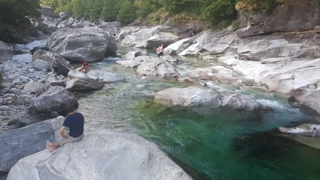 Grünes Wasser zwischen Felsen im Verzascatal.