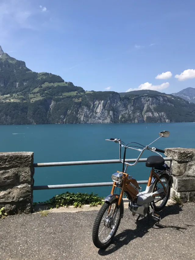 Töfflis an der Mauer über dem Vierwaldstättersee.