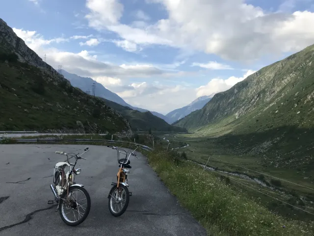 Zwei Töfflis am Strassenrand im Reusstal.
