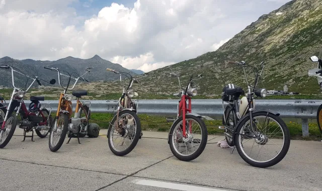 Töfflis an einem Bergsee am Gotthard.