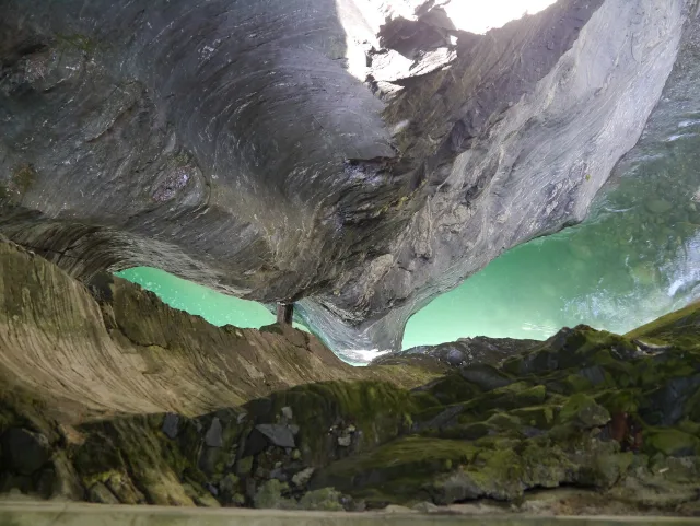 Der Rhein tief unten in der Viamala-Schlucht.