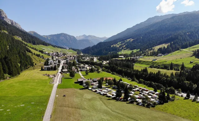 Das Dorf Splügen im Rheinwald von oben.