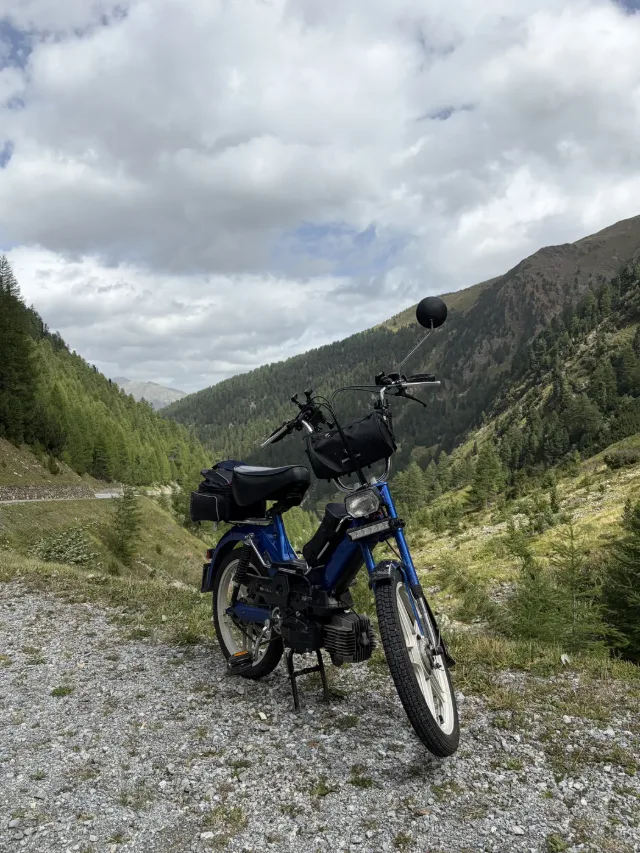 Un motorino sopra una valle di montagna.