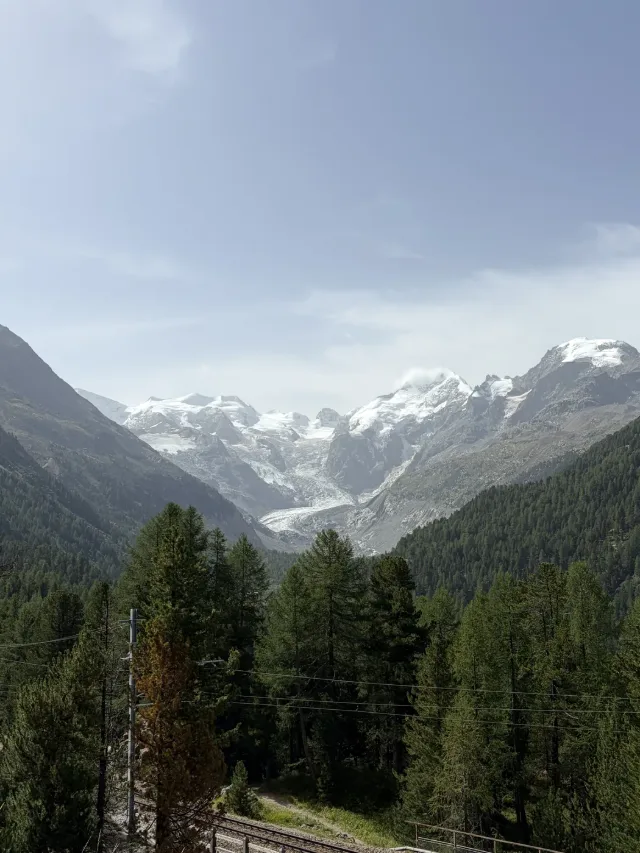 Ghiacciai sopra una valle al Bernina.