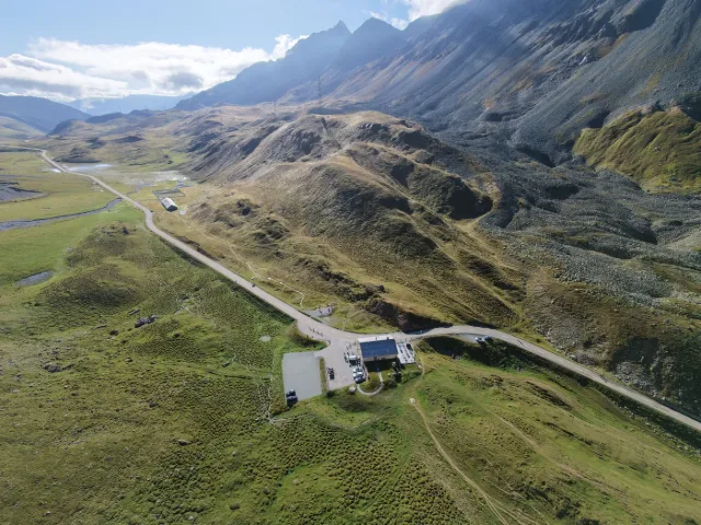 Una strada di passo vista dall'alto.