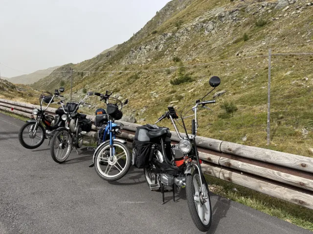 Motorini contro il guardrail di una strada di passo.