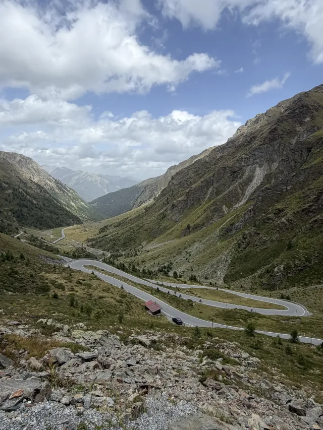 Una strada attraverso un'ampia valle.