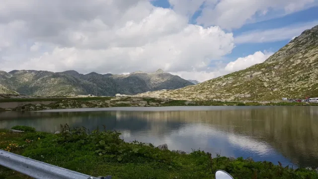 Bergsee auf der Passhöhe des Gotthards.