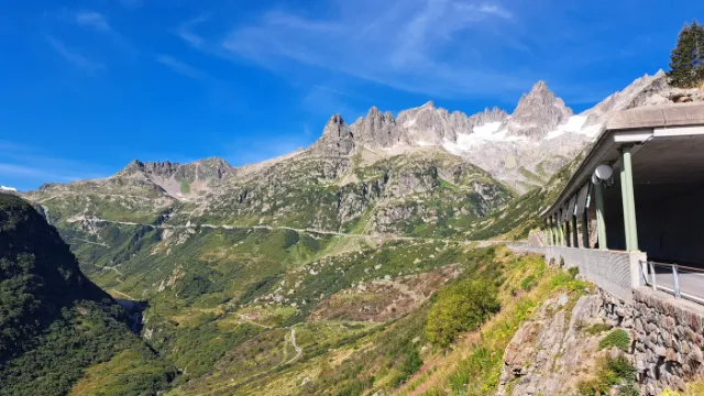 Blick über die Sustenpassstrasse zu den Gipfeln.