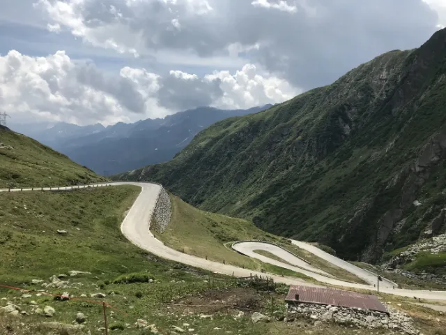 Die Kehren der Tremola am Gotthardpass, talwärts gesehen.