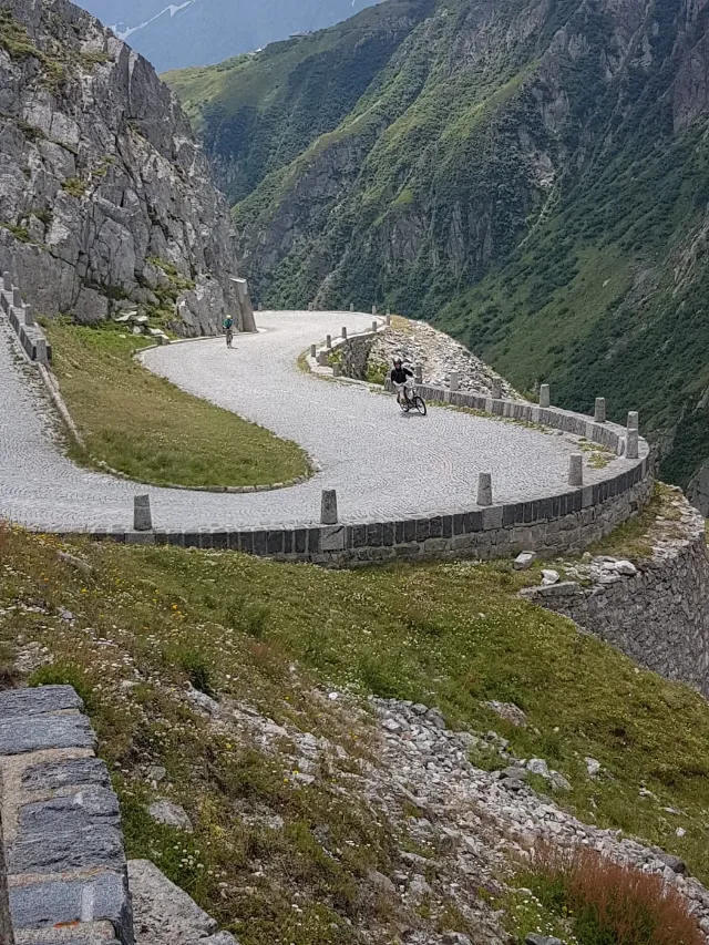 Zwei Töfflifahrer in einer Kehre der Tremola.