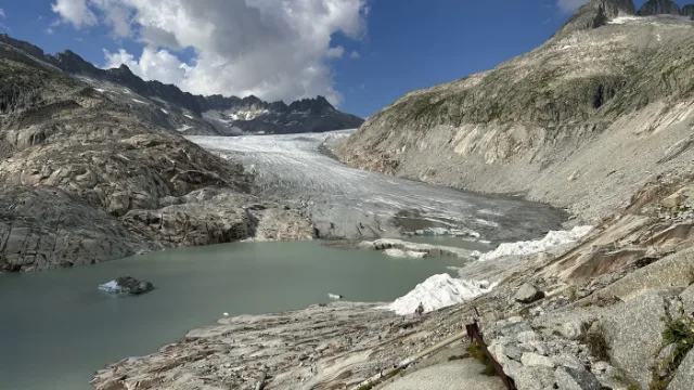 Der Rhonegletscher mit seinem Gletschersee.