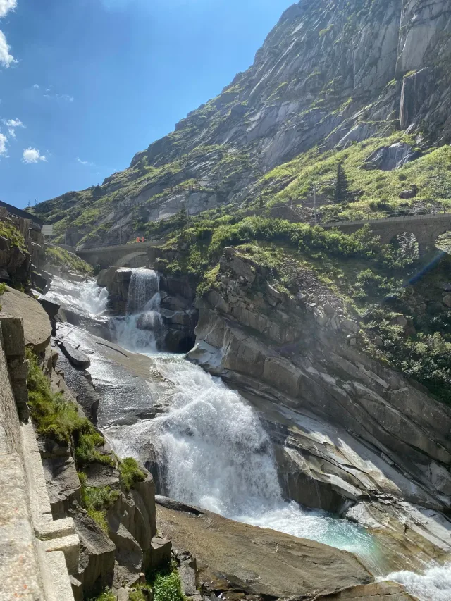 Una cascata sulla roccia liscia.