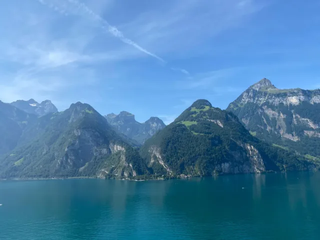 Un lago alpino tra ripidi pendii.