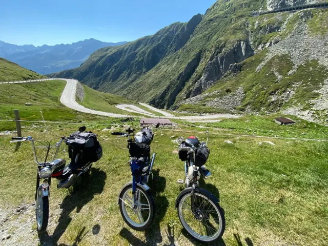 Motorini sopra i tornanti di una strada di passo.