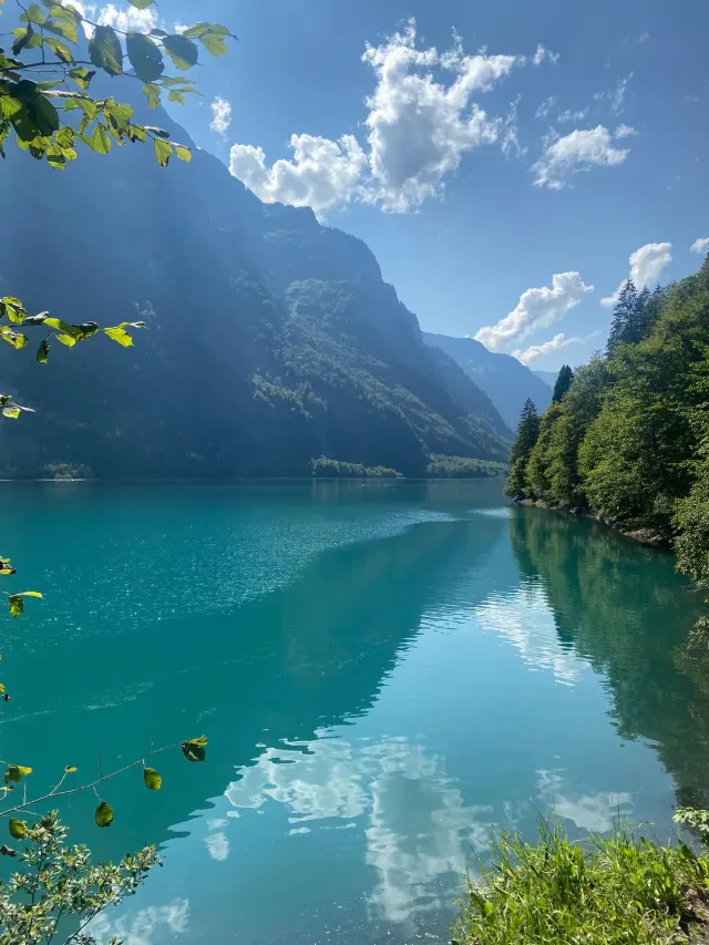 Acqua turchese nel Klöntal.