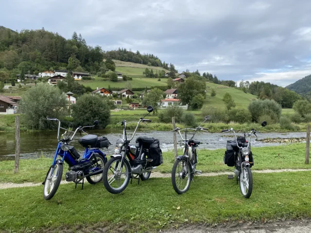 Töfflis an einem Fluss im Jura.