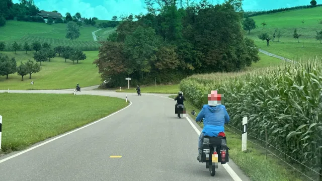 Ein Töfflifahrer zwischen Feldern.