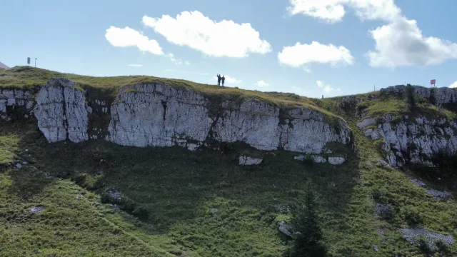Felswände am Rand einer Jurahöhe.