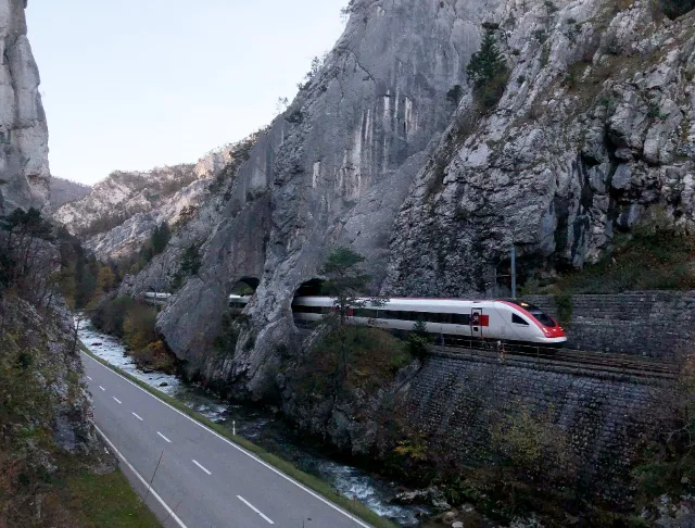 Ein Zug in der Felsschlucht bei Moutier.