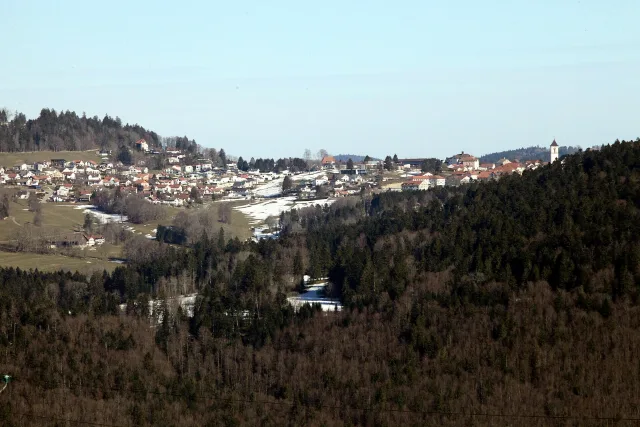 Saignelégier zwischen Wiesen und Wald.