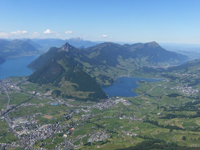 Der Lauerzersee von oben, dahinter Rigi und Pilatus.